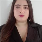 Profesora de biología da clase a niños o jóvenes en diferentes temas